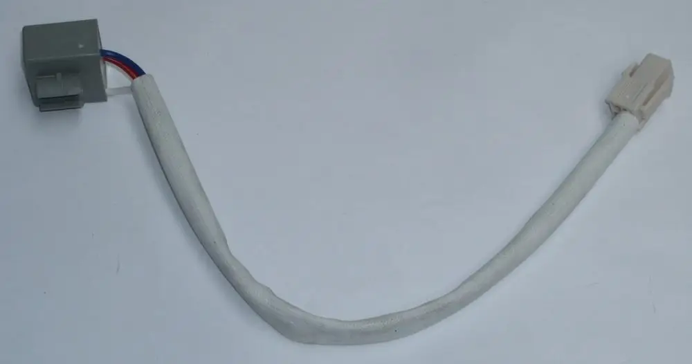 Stecker mit Kabel für Daikin-Geräte, bestehend aus zwei Verbindungssteckern und einem geschützten Kabel, das für elektrische Verbindungen genutzt wird.